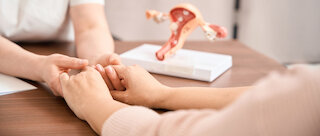 Zwei Hände halten sich gegenseitig @ 